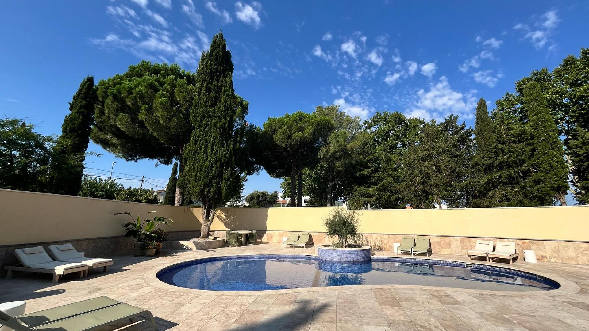 Este verano, refréscate en nuestra piscina al aire libre y disfruta de lo mejor de la Costa Brava.