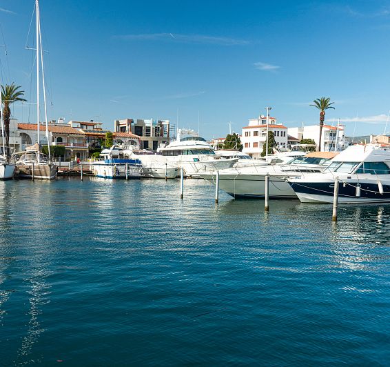 Puerto deportivo y actividades náuticas